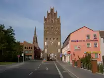 Demmin, Luisentor oder Kuhtor, einzig erhaltenes Stadttor, erbaut im 13. Jahrhundert, heute G�stehaus der Stadt (16.09.2012)