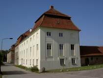 Faulenrost, Kavaliershuser der Schloanlage, Putzbauten mit Mansarddchern und 
Eckpavillons (16.09.2012)