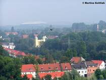 Blick von der Halde auf die Veltins-Arena im Hintergrund und die kath. Kirche St. Marien im Vordergrund (Gladbeck, NRW - August 2007)
