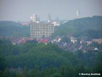 Blick von der Halde auf Hochhaus Steinstrae und dahinter Trme der Sparkasse, vom Rathaus, der Herz-Jesu-Kirche in Zweckel und ev. Christus-Kirche in Stadtmitte (Gladbeck, NRW - August 2007)