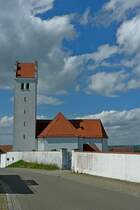 Bad Buchau, im Ortsteil Kappel steht die weithin sichtbare Kirche St.Peter und Paul, Aug.2012