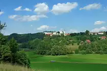 Wolfegg, Blick auf das Renaissanceschlo� aus dem 16.Jahrhundert und die barocke Pfarrkirche, Aug.2012