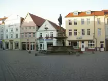 G�strow, Pferdemarkt mit Borwinbrunnen von 1889 (16.09.2012)
