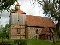Dorfkirche von Karbow, Feldsteinbau mit Fachwerkelementen, erbaut ab dem 13. 
Jahrhundert (17.09.2012)