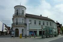 Lahr/Schwarzwald, markantes Eckgebude mit Rundturm im klassizistischen Stil erbaut, Juni 2012