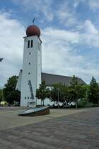 Kressbronn, die katholische Pfarrkirche  Maria Hilfe der Christen , die einschiffige Saalkirche mit dem markanten Turm wurde 1936-37 erbaut, Aug.2012