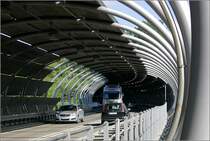 Brcke ber das Nesenbachtal in Stuttgart-Vaihingen: Blick in die Straenfahrbahnebene der 151 Meter langen Brcke. Die Brcke setzt die Rhrenform der an beiden Brckenenden anschlieenden Tunnels gestalterisch fort.Die Talbrcke ist Teil der Ortsumfahrung von Stuttgart-Vaihingen. 30.5.2007 (Matthias)