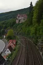 Zwingenburg in Zwingenberg am Neckar von der Fu�g�ngerbr�cke �ber die Kbs 705 am Abend des 22.10.2012