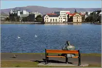 Der kleine See Tj�rnin liegt am Rande der Altstadt von Reykjavik. Er ist ein beliebtes Naherholungsgebiet der Hauptst�dter Islands. Im Vordergrund ist das Denkmal f�r den isl�ndischen Schriftsteller T�mas Gudmundsson zu sehen. 18.09.2012