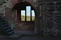 Blick durch die Fenster des ehemaligen Saales der Minneburg bei Neckargerach. 22.9.2012