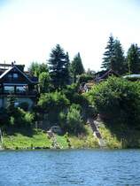 Liebevoll angelegte Bongalows und Grten am steilen Ufer der Talsperre Malter in Paulsdorf, 16.07.06