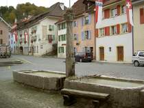 St. Ursanne, Brunnen Fontaine de la Laiterie an der Strae Rue 23. Juni (08.10.2012)