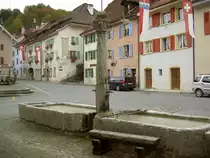 St. Ursanne, Brunnen Fontaine de la Laiterie an der Stra�e Rue 23. Juni (08.10.2012)