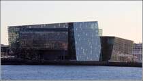 Das Harpa Konzerthaus und Konferenzzentrum in Reykjavik vom Wasser her. 19.09.2012

