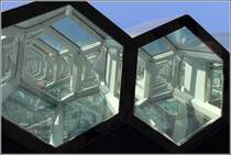 Blick von unten in die wabenartige Struktur der Fassade des Harpa Konzerthauses und Konferenzzentrums in Reykjavik. 18.09.2012

