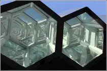 Blick von unten in die wabenartige Struktur der Fassade des Harpa Konzerthauses und Konferenzzentrums in Reykjavik. 18.09.2012

