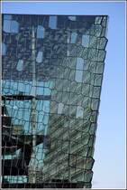 Blick auf die wabenartige Struktur der Fassade des Harpa Konzerthauses und Konferenzzentrums in Reykjavik. 18.09.2012


