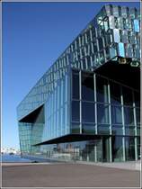 Seitenansicht des Harpa Konzerthauses und Konferenzzentrums in Reykjavik. 18.09.2012

