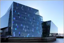 Das Harpa Konzerthaus und Konferenzzentrum in Reykjavik von Yachthafen aus. Die Fassade besteht aus dichtroitischem Glas. 18.09.2012