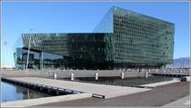 Das Harpa Konzerthaus und Konferenzzentrum wurde 2011 erffnet und ist das neue architektonische Wahrzeichen der Stadt am alten Hafen. Ansicht von der Stadt her. 19.09.2012