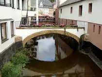 Br�cke ohne Zugang spannt sich �ber den Leukbach, und verbindet zwei H�user in Saarburg; 120826