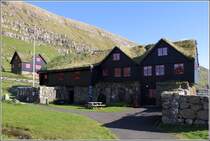 Der Knigsbauernhof in Kirkjubour wurde im 11. Jahrhundert errichtet und wird heute noch bewohnt - und zwar von der Familie Patursson in 17. Generation. Der Hof war bis ins 16. Jahrhundert Bischofssitz. 21.09.2012