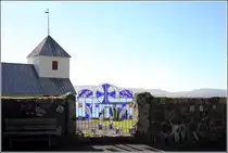 Den Zugang zum Kirchhof der Olavskirche in Kirkjubour ziert eine gl�serne Pforte. 21.09.2012