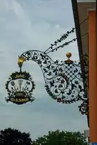 Kenzingen, aufwendig gearbeitetes Hotelschild, Juni 2012