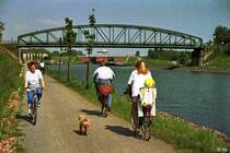Am Rhein-Herne-Kanal in Herne, i.H. die Schleuse Herne Ost (12. Mai 1994). Der Rhein-Herne-Kanal war schon immer ein beliebter Ort f�r Freizeit-Aktivit�ten ( Kumpel-Riviera ). Dieser zun�chst mehr geduldete Zustand ist heute l�ngst offiziell anerkannt. Der R�ckzug des Bergbaus, durch den weite bis dahin  unzug�ngliche Uferstrecken �ffentlich zug�nglich wurden, machte die Anlage durchgehender Rad- und Wanderwege am Kanal m�glich.