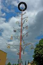 Bad Schussenried, Zunftbaum mit historischen Wirtshausschildern, aufgestellt 2007, Aug.2012