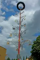 Bad Schussenried, Zunftbaum mit historischen Wirtshausschildern, aufgestellt 2007, Aug.2012