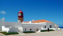 Das Cabo de So Vicente bei Sagres in Portugal bildet gemeinsam mit der benachbarten Ponta de Sagres die Sdwestspitze des europischen Festlands. Hier zu sehen ist das Kloster mit der Wehranlage und der Leuchtturm mit dem lichtstrksten Lichtkegel, der 32 Seemeilen ber den Atlantik reichen soll. (25.05.2010).

