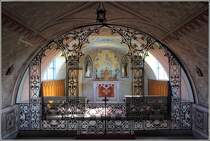 Das Innere der Italienischen Kapelle auf Lamb Holm (Orkney Inseln) mit schmiedeeiserner Chorschranke und Altar. 23.09.2012