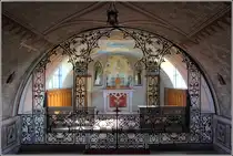 Das Innere der Italienischen Kapelle auf Lamb Holm (Orkney Inseln) mit schmiedeeiserner Chorschranke und Altar. 23.09.2012
