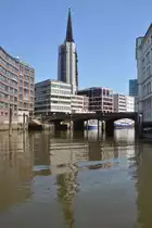 HAMBURG, 25.07.2012, Blick �ber Nikolaifleet zum Turm der Nikolaikirche