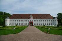 Heusenstamm, Schloss Schnborn, Vorderes Schloss, erbaut von 1663 bis 1668 durch 
Philipp Erwin von Schnborn, heute Rathaus der Stadt (26.04.2009)
