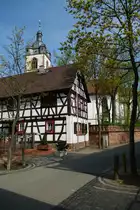 Gro�-Gerau, Fachwerkhaus in der Schulstr und Ev. Stadtkirche (10.04.2009)