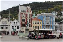 Bergen. Vagsallmenningen wird dieser Platz im Zentrum genannt. Auf dem Platz steht auch ein Denkmal fr den Dichter Ludvig Holberg (1684-1854). 26.09.2012