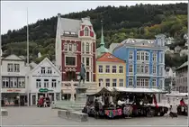 Bergen. Vagsallmenningen wird dieser Platz im Zentrum genannt. Auf dem Platz steht auch ein Denkmal f�r den Dichter Ludvig Holberg (1684-1854). 26.09.2012