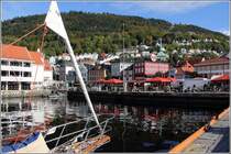 Bergen. Blick vom Strandkaien zum Torget mit dem Fischmarkt. Dahinter erhebt sich der Berg Flien. 26.09.2012
