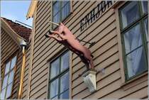Bergen. Dieses Einhorn weist auf das Fischrestaurant Enhjrningen in Bryggen hin. 26.09.2012