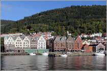 Bergen. Der sdliche Teil von Bryggen wurde 1901 abgerissen und diese Giebelhuser errichtet. 26.09.2012