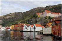Bergen. ber dem Stadtteil Skuteviken thront die Rothaugen Schule. 26.09.2012