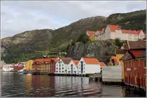 Bergen. �ber dem Stadtteil Skuteviken thront die Rothaugen Schule. 26.09.2012