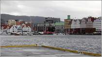 Bergen. Blick ber den Hafen zu den weien Gebuden von Zachariasbryggen, dem Fischmarkt und der neuen Fischmarkthalle am Strandkaien. 28.09.2012