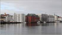 Bergen. Gegenber von Bryggen erstrecken sich diese modernen Wohn- und Geschftshuser am Hafen. 26.09.2012