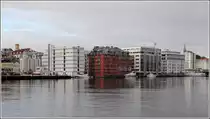 Bergen. Gegen�ber von Bryggen erstrecken sich diese modernen Wohn- und Gesch�ftsh�user am Hafen. 26.09.2012