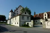 Kisslegg, Einfahrt zum Alten Schlo� und den Wirtschaftsgeb�uden, Aug.2012 