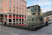 Bergen. In der Haupteinkaufsstrae Torgallmenningen steht das Seefahrer-Denkmal. 26.09.2012
