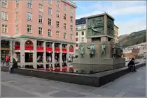 Bergen. In der Haupteinkaufsstra�e Torgallmenningen steht das Seefahrer-Denkmal. 26.09.2012